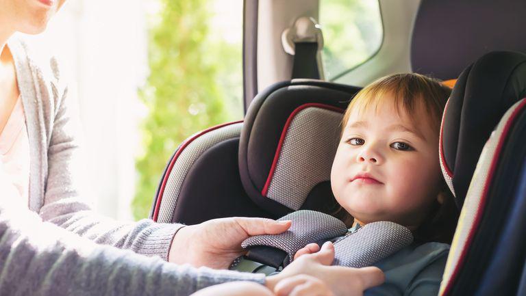 Copiii sub 12 ani trebuie transportati cu un dispozitiv adecvat atunci cand calatoresc in vehicule