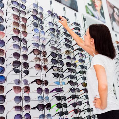 Cum să iți alegi lentilele ochelarilor de soare