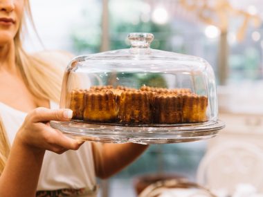 Ce diferență face o cupolă față de simpla folie alimentară pentru un tort?